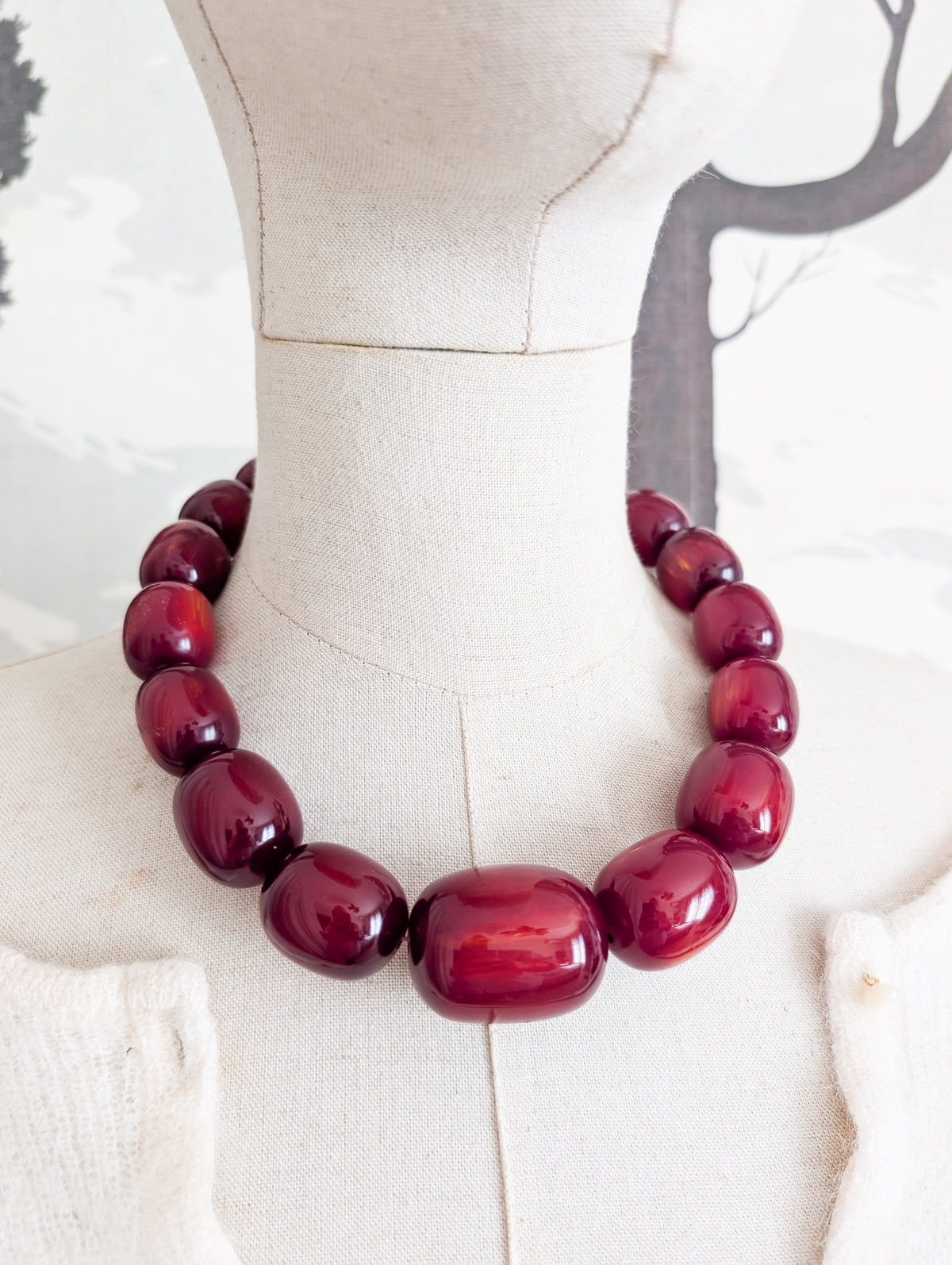 Incroyable collier de perles en lucite cerise
