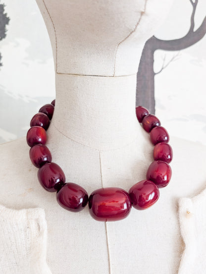 Incroyable collier de perles en lucite cerise