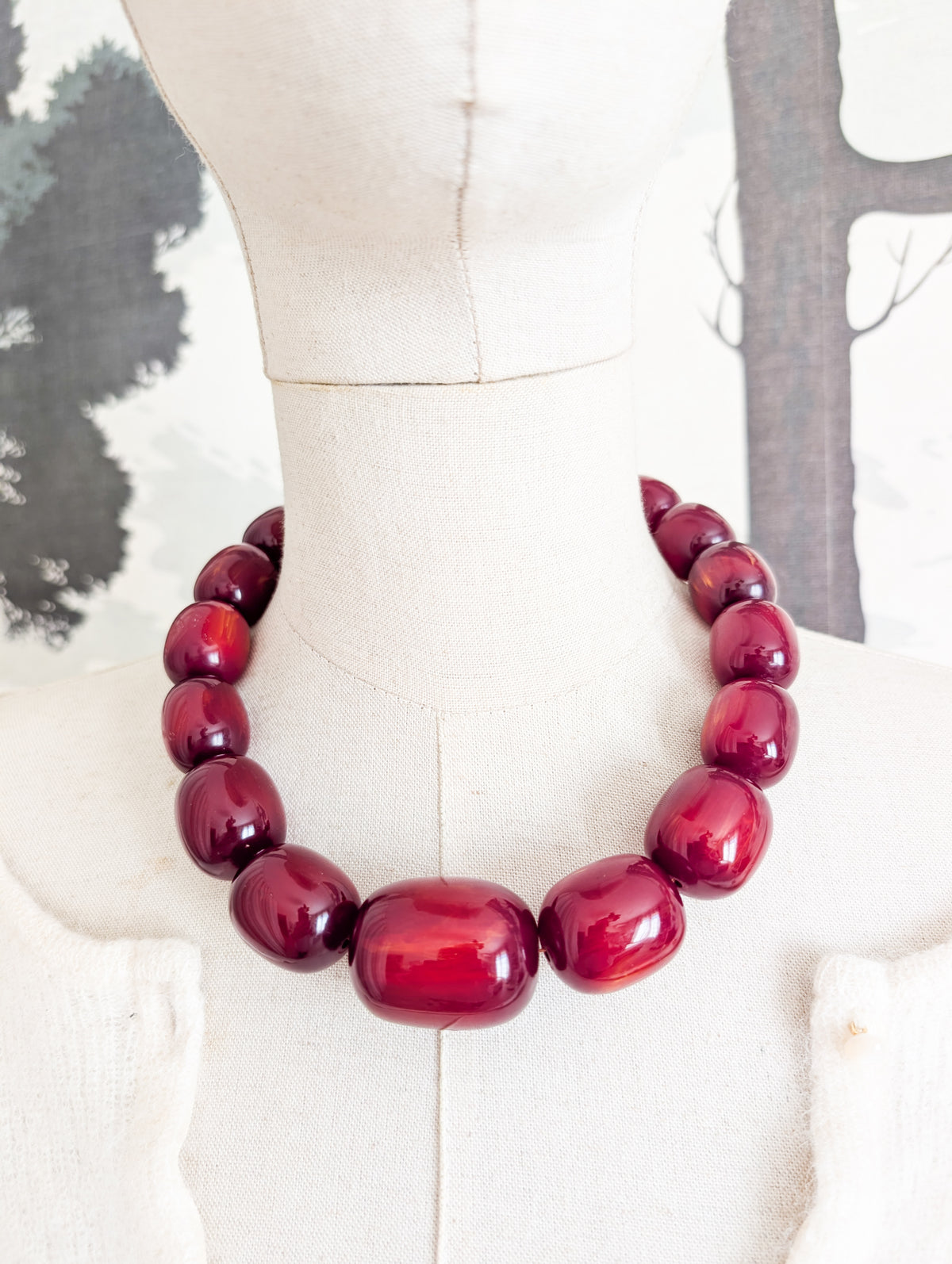Incroyable collier de perles en lucite cerise