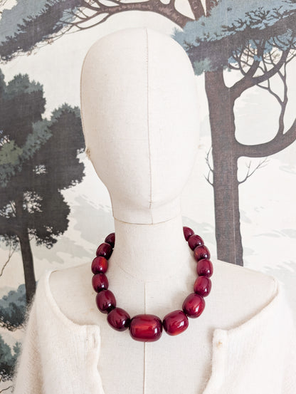 Incroyable collier de perles en lucite cerise
