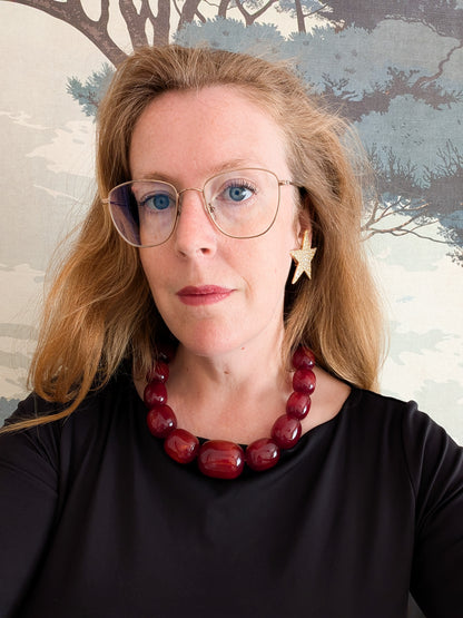 Incroyable collier de perles en lucite cerise