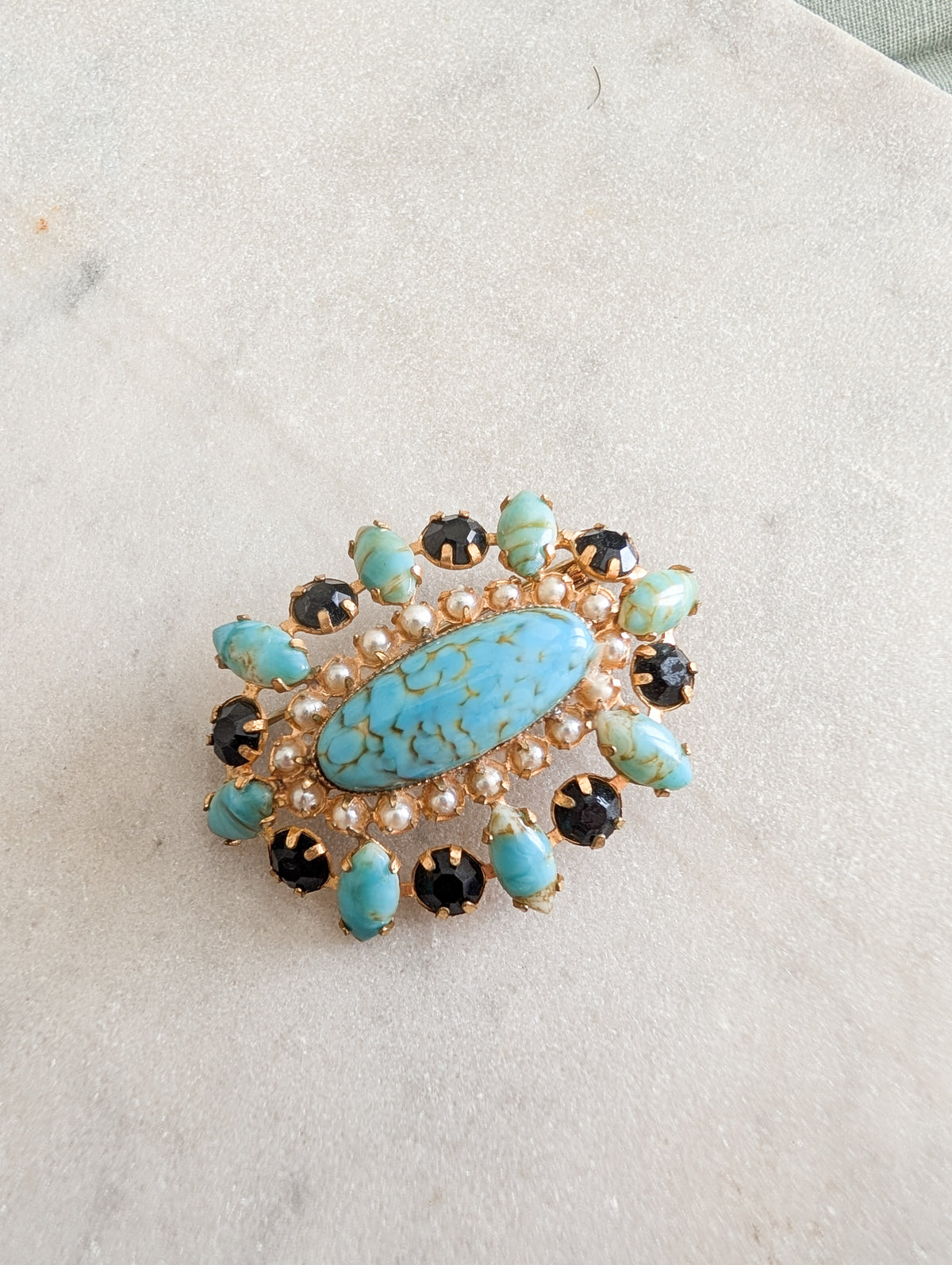 Broche en pâte de verre