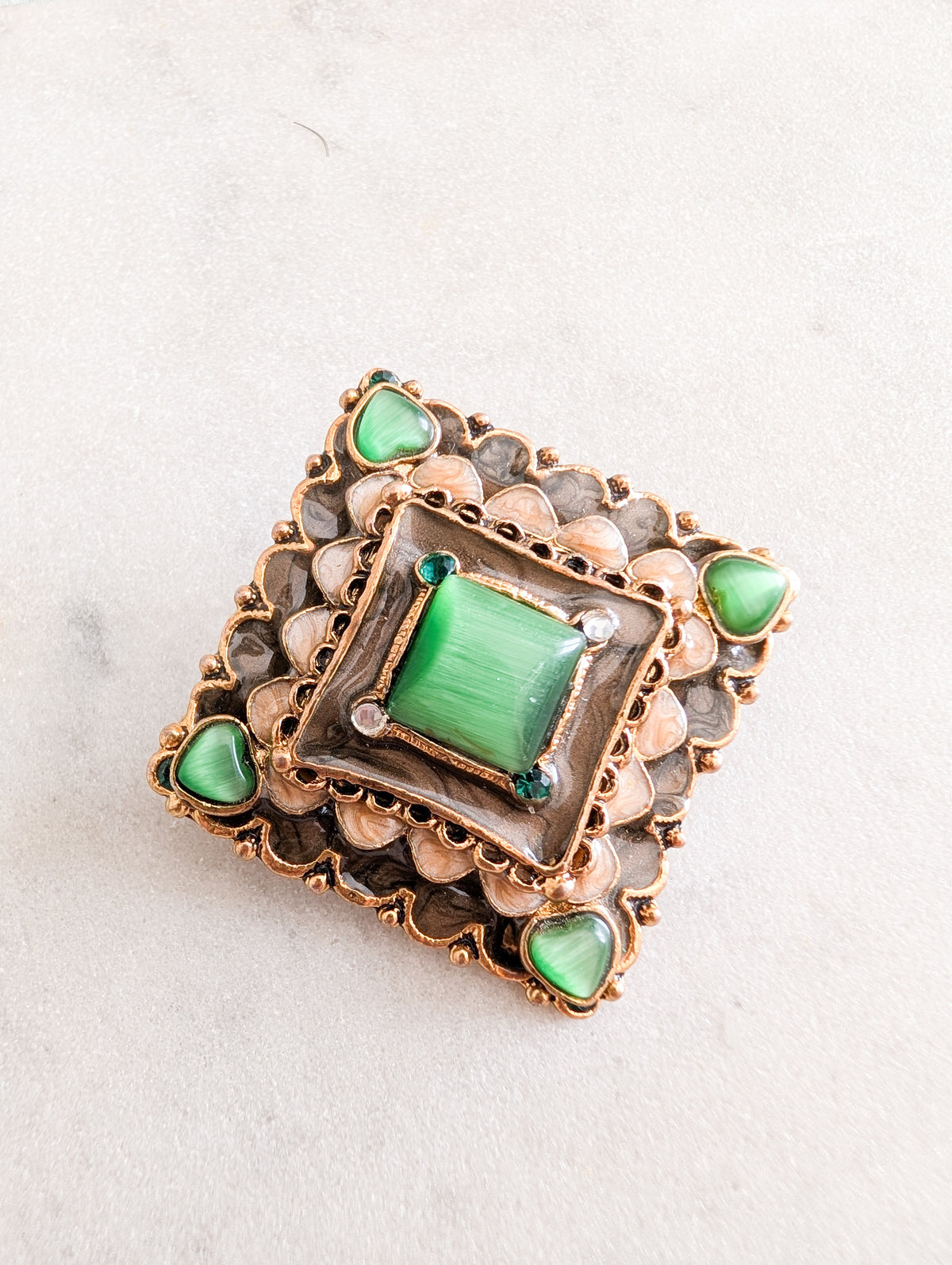 Broche cabochons verts