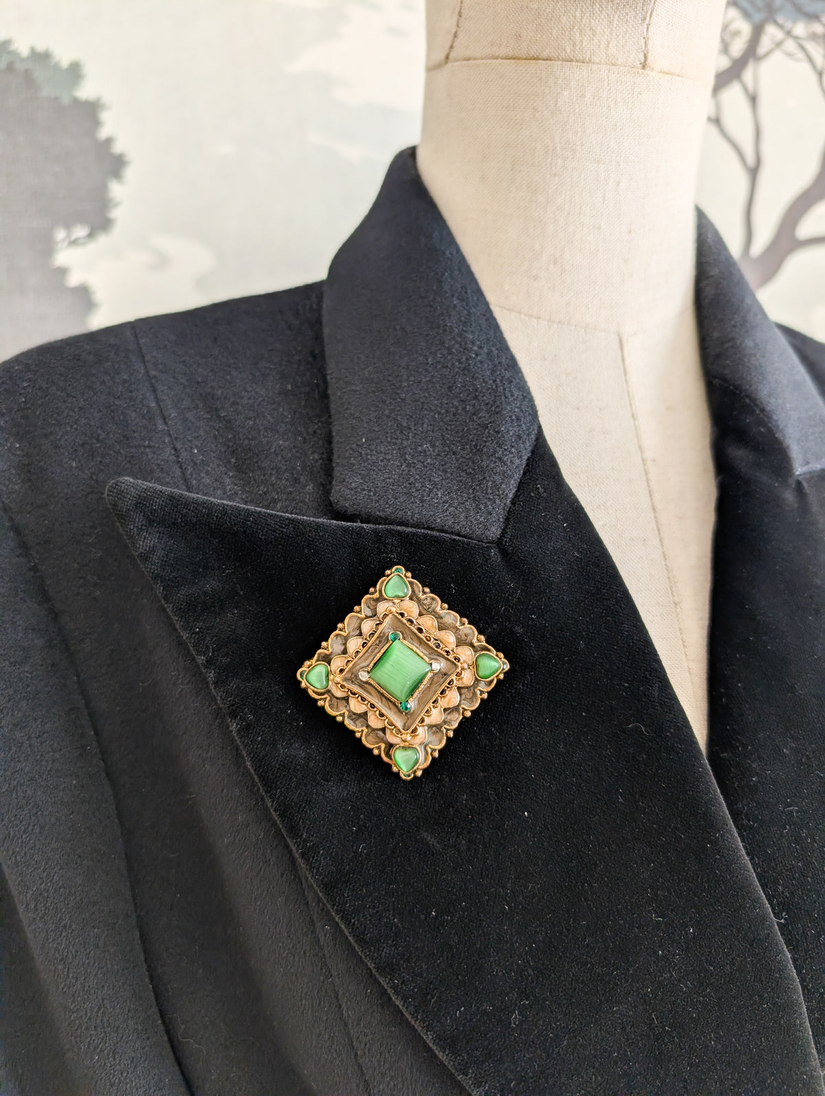 Broche cabochons verts