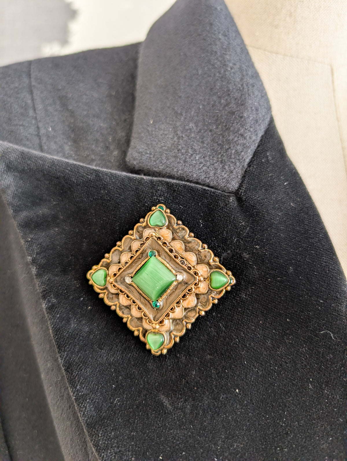 Broche cabochons verts
