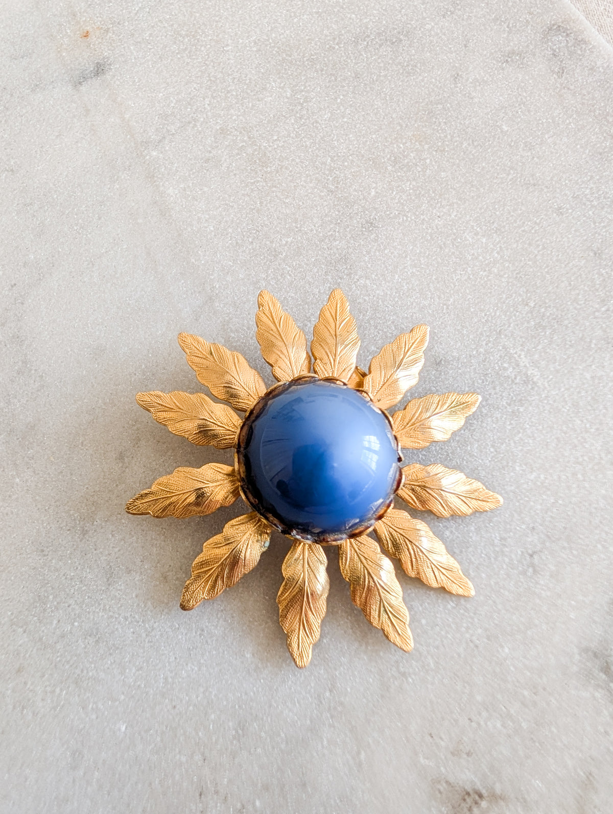 Broche fleur cabochon bleu