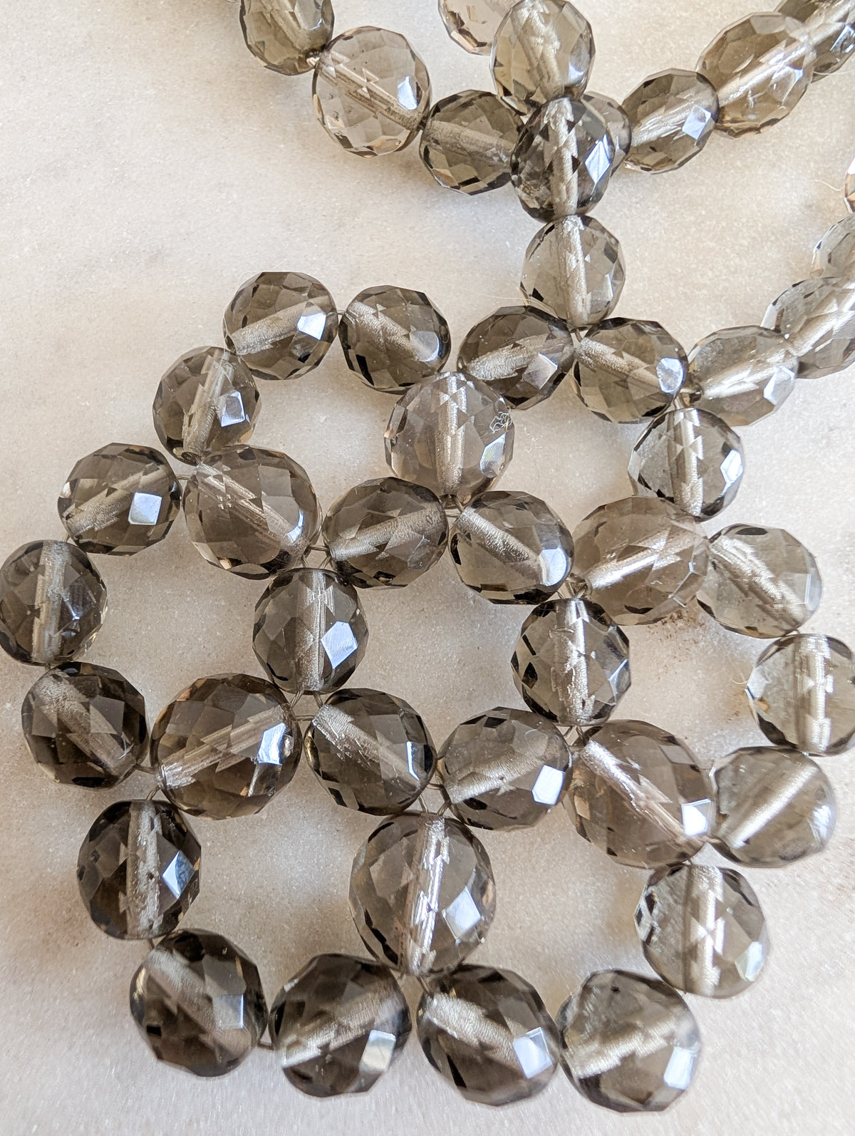 Collier en verre fumé