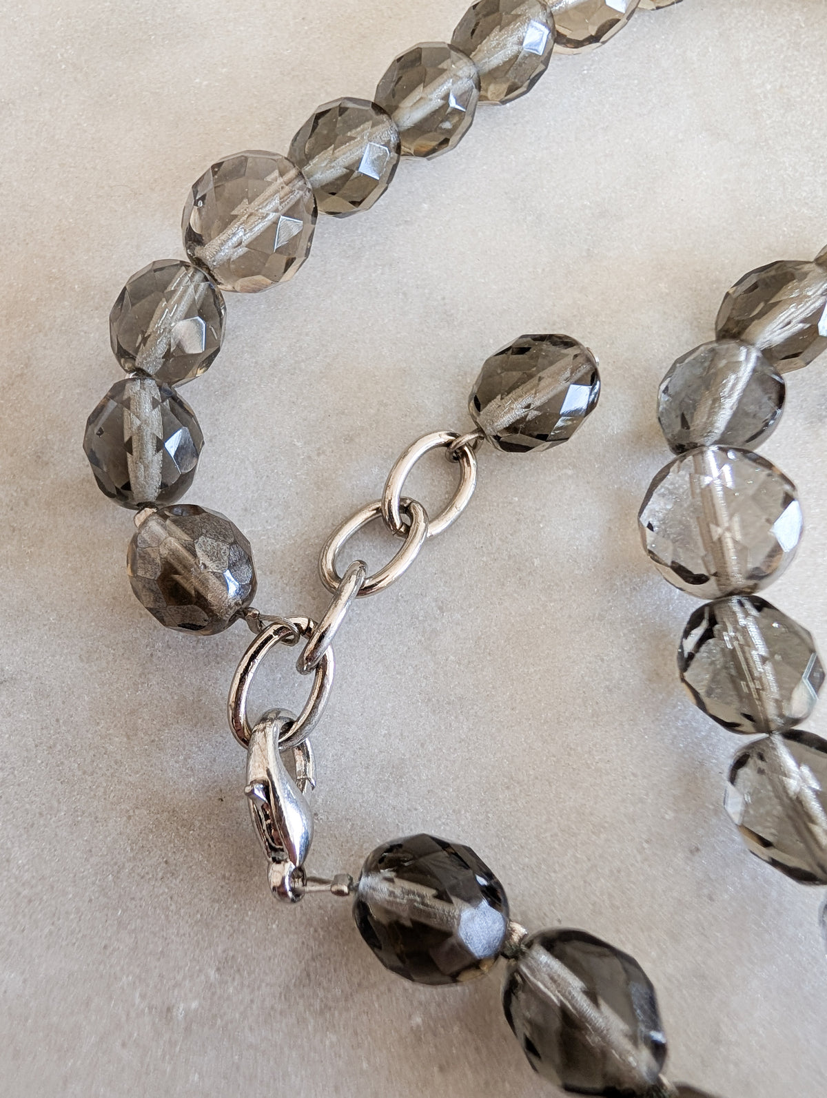 Collier en verre fumé