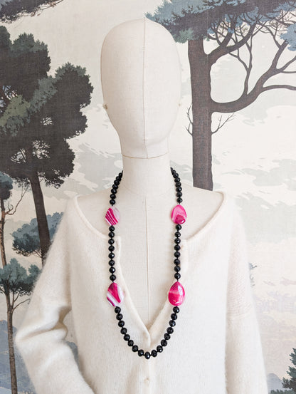 Sautoir en verre noir et Agatha rose indien