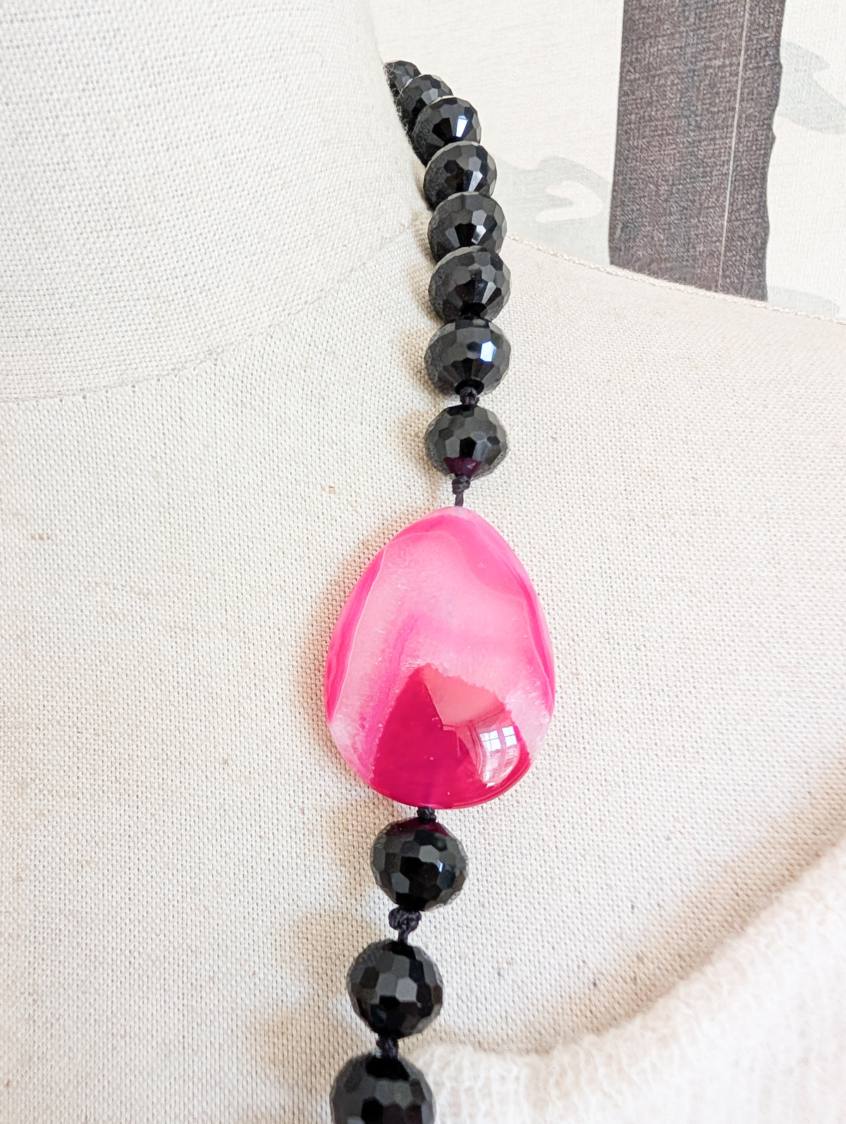 Sautoir en verre noir et Agatha rose indien