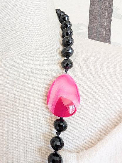Sautoir en verre noir et Agatha rose indien