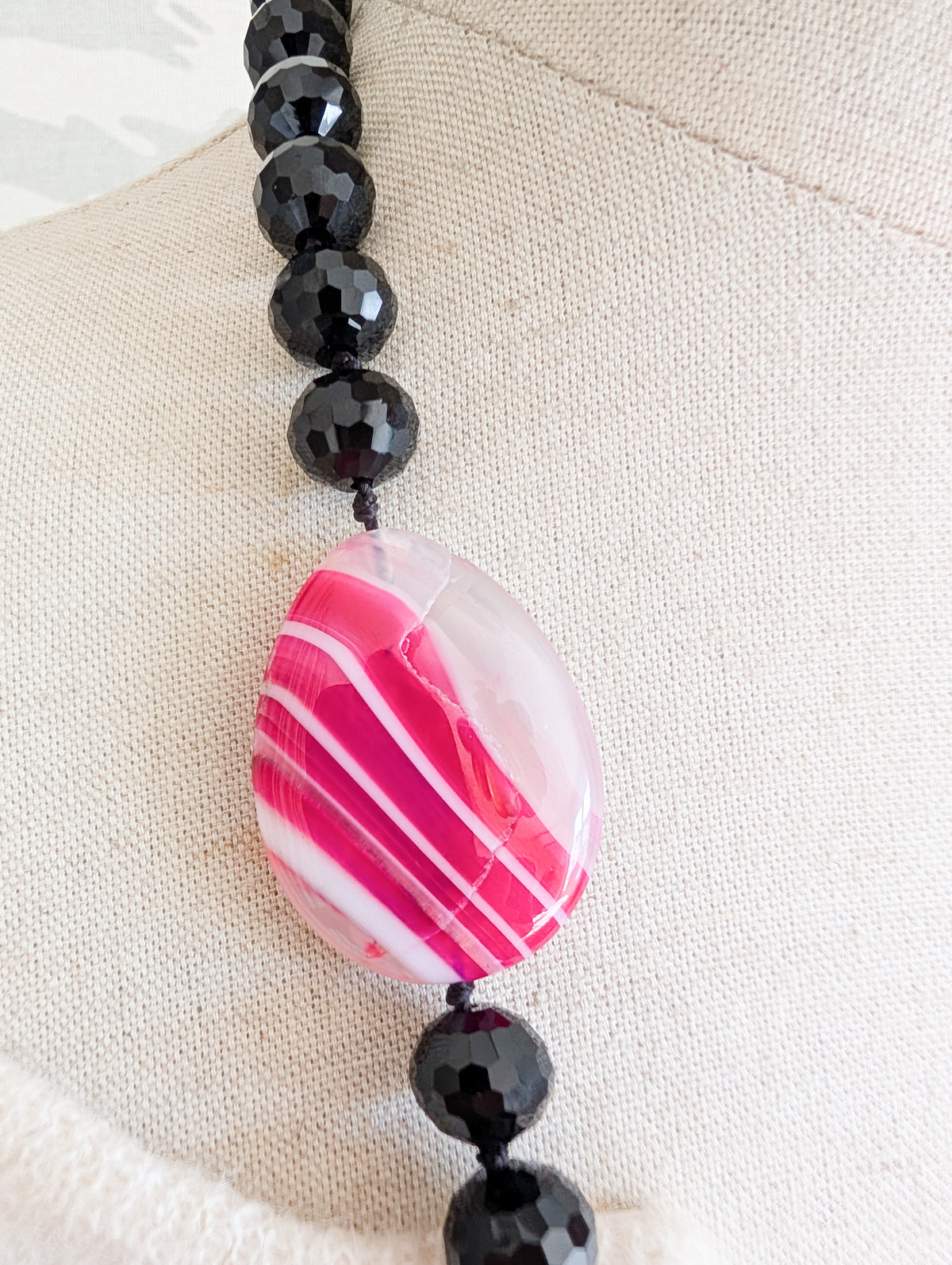Sautoir en verre noir et Agatha rose indien
