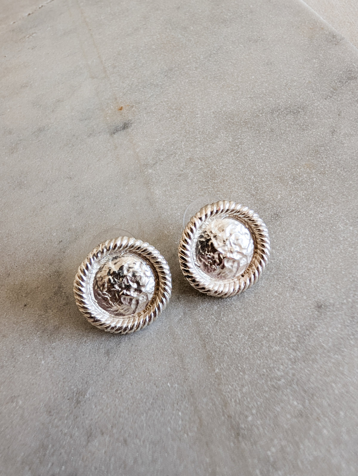 Boucles rondes martelées Dolce Vita, oreilles percées