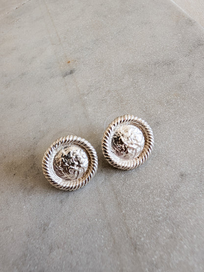 Boucles rondes martelées Dolce Vita, oreilles percées