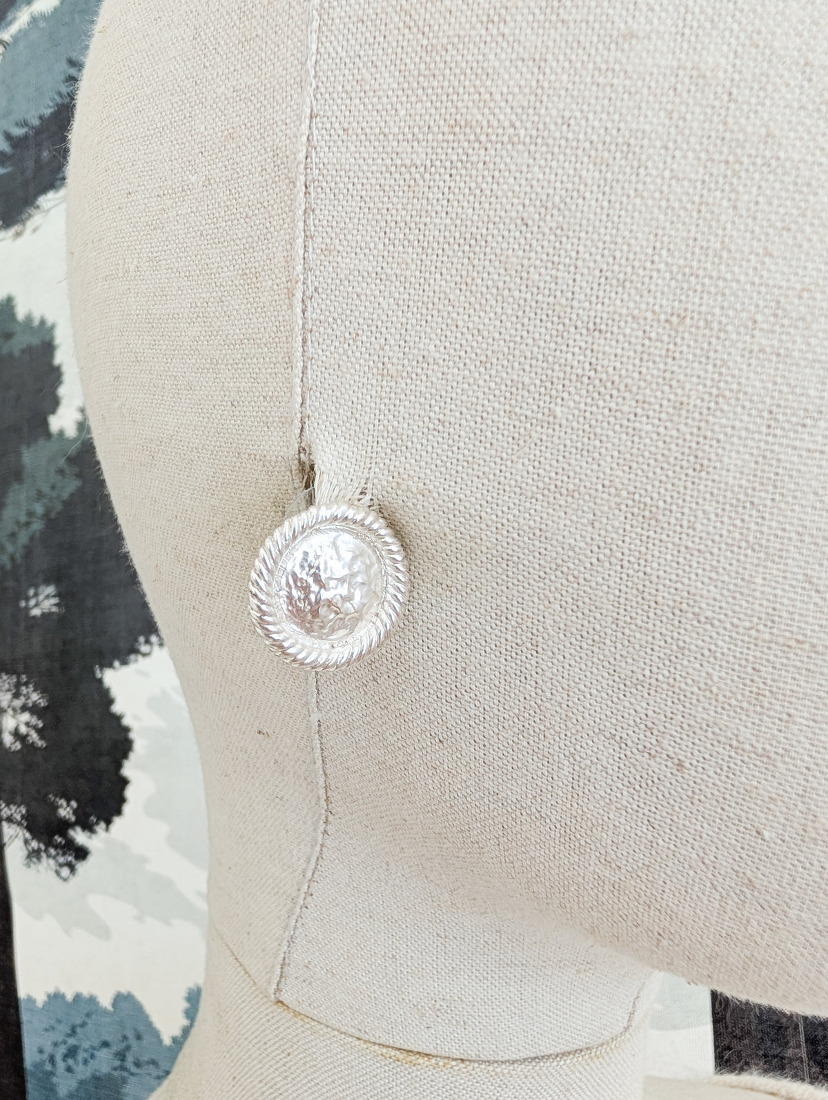 Boucles rondes martelées Dolce Vita, oreilles percées